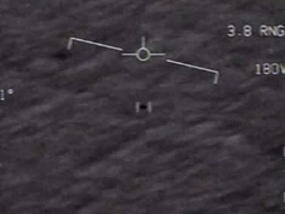 Objeto avistado por pilotos da Marinha, em uma captura de vídeo divulgada pelos Estados Unidos em abril.