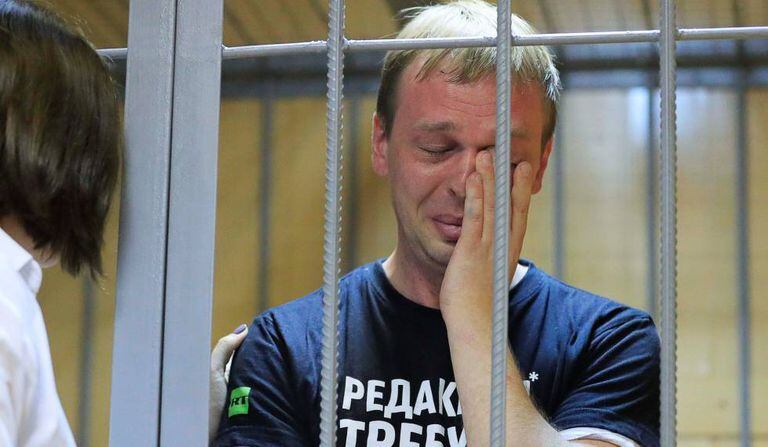 Ivan Golunov emocionado com o apoio da mídia e da população durante a audiência de sábado em Moscou.