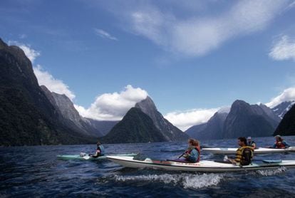 Fiordland, na ilha sul da Nova Zelândia, é a região natural mais extensa e impenetrável do país. Um conjunto de montes escarpados e frondosos, dividido por profundas enseadas (tecnicamente, fiordes) que avançam terra adentro. Esse parque nacional integra a Te Wahipounamu Southwest Area, uma combinação de quatro reservas que abrangem 26.000 quilômetros quadrados e que reúnem fauna e flora únicas, além de ser um importante centro da cultura dos maoris.