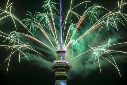 Fogos na Sky Tower em Auckland, Nova Zelândia.