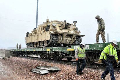 Vários soldados preparam um tanque para transportá-lo para a Europa, em Fort Carson (Colorado), em 2 de dezembro.