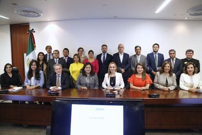 O líder do partido espanhol Vox, Santiago Abascal, posa para foto no Senado mexicano com políticos do PAN. 