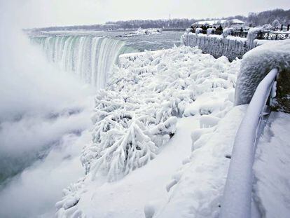 Paisagem congelada nas cataratas do Niágara (Ontário) depois das baixas temperaturas e fortes nevascas.