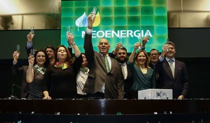 O presidente da Neoenergia, Mario Ruiz Tagle (ao centro), a presidenta-adjunta, Solange Ribeiro (à esq.), e o diretor de Finanças, Leonardo Gadelha (à dir.), durante a cerimônia de lançamento de ações da empresa na Bovespa, nesta segunda-feira.