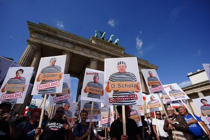 Manifestantes durante um protesto contra as medidas para controlar o coronavírus, em Berlim, no fim de agosto.