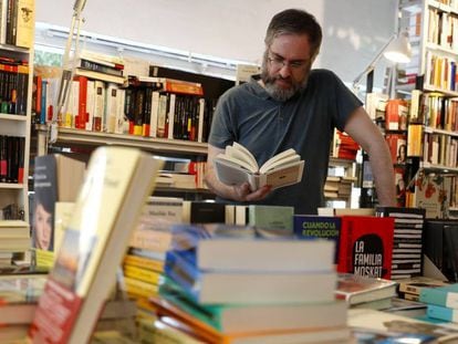 Leitor folheia livros numa livraria de Madri, nesta quarta-feira.