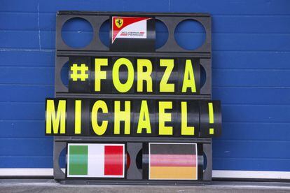 Mensagem de apoio a Schumacher na garagem da Ferrari em Jerez.