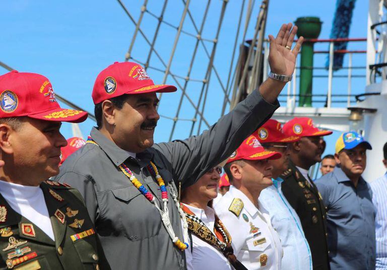 Maduro na sexta-feira passada com oficiais em La Guaira (Venezuela).
