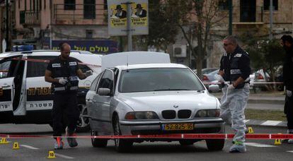 Agentes da polícia no lugar em que Taher Lala foi baleado, em Tel Aviv.