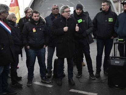 O líder esquerdista Jean-Luc Mélenchon fala com um grupo de ferroviários em Paris.