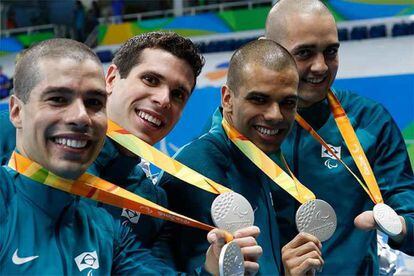 Daniel Dias, Phelipe Rodrigues, André Brasil e Ruiter Silva formaram o quarteto que ficou com a medalha de prata nos 4x100m livre da natação.