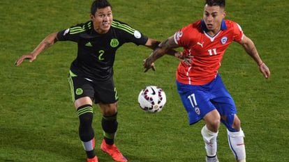 Dominguez e Vargas disputam uma bola