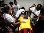 Parentes e amigos do goleiro Christian Esmerio, de 15 anos, uma das vítimas do incêndio no CT do Flamengo. 