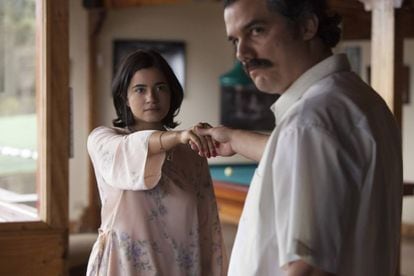 Paulina Gaitán e Wagner Moura em uma cena da segunda temporada de 'Narcos'.