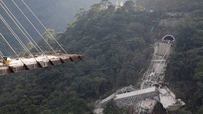 A ponte que ligaria Bogotá a Villavicencio, após o desabamento