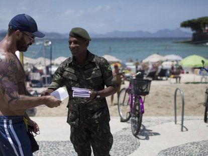 Soldado distribui material informativo sobre o zika em Copacabana.