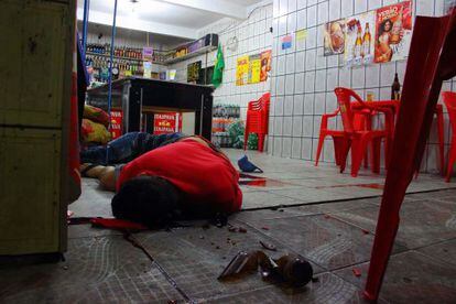 Um dos corpos mortos em bar de Osasco.