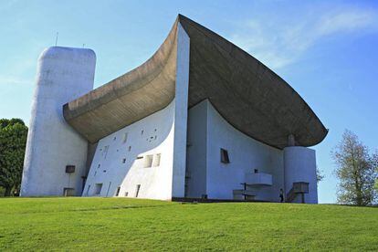 A igreja de Ronchamp (França), de 1955, erigida por Le Corbusier.