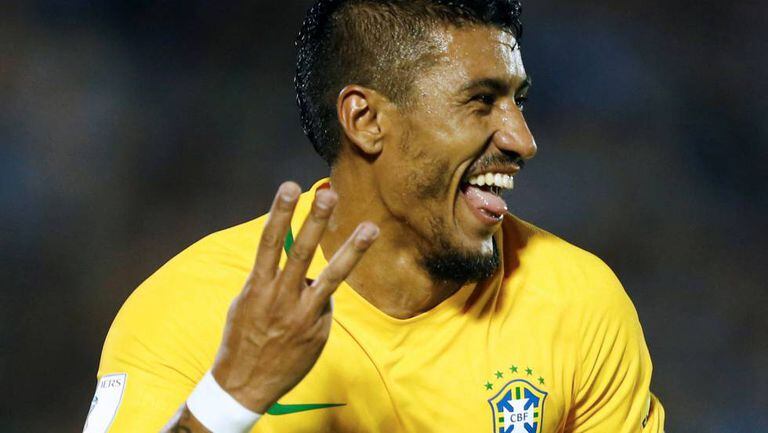 Paulinho, mostrando quantos gols fez na partida.