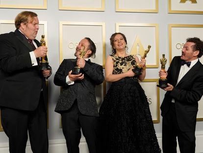 Phillip Bladh, Carlos Cortés, Michellee Couttolenc e Jaime Baksht brincam com suas estatuetas do Oscar de melhor som pelo filme ‘O som do silêncio’.