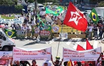 Grupos pró-PT e anti-Governo se reuniram no Fórum.