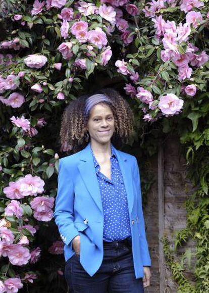 A escritora Bernardine Evaristo no jardim de sua casa em Londres, em março de 2020.