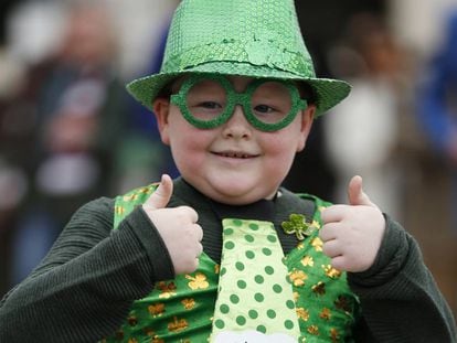 Uma criança vestida à caráter para o St Patrick's Day, em Cheltenham, no Reino Unido.