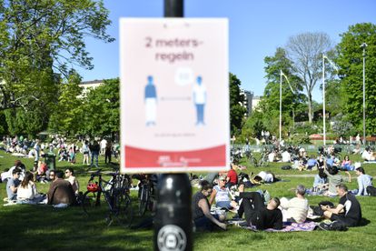 Vários grupos ao ar livre no Parque Tantolunden, no centro de Estocolmo, em 30 de maio de 2020.