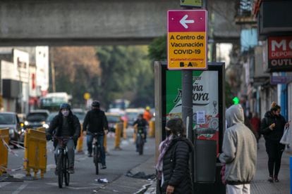 Placa que indica local de vacinação contra a covid-19 em um bairro de Buenos Aires.