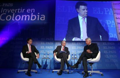 Juan Manuel Santos e Felipe González no diálogo moderado pelo subdiretor de EL PAÍS, José Manuel Calvo (centro).