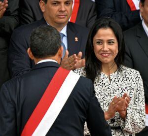 Nadine Heredia com o marido durante uma parada militar em 2013.