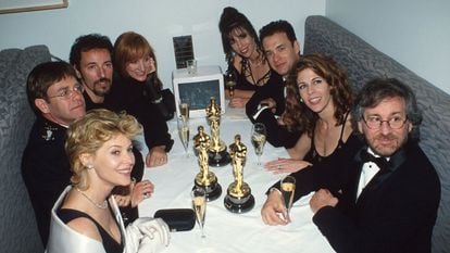 A mesa com mais estrelas do Oscar de 1994. Na esquerda, a atriz Kate Capshaw (casada com Steven Spielberg), Elton John, Bruce Springsteen e Patti Scialfa (membro da E Street Band, casada com Bruce). À direita, Spielberg, Rita Wilson, atriz e casada com Tom Hanks, que está ao lado.
