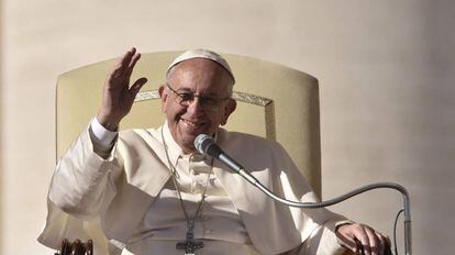 O papa Francisco se dirige à multidão reunida na praça de São Pedro, no Vaticano, na quarta-feira passada.