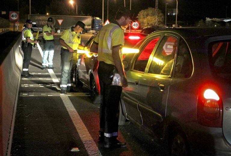 Teste de alcoolemia e drogas na estrada M-100, perto de Algete (Madri).
