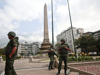 Oficiais da Guarda Nacional vigiam a praça Altamira.