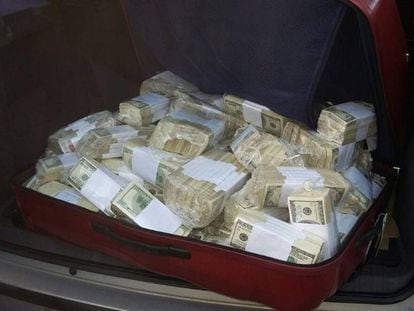 Uma mala cheia de dólares no veículo de José López.