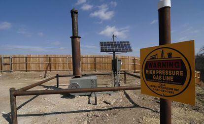 Queimador instalado pela Aruba Petroleum para reduzir a emissão de gases na atmosfera em um poço perto de Decatur (Texas, EUA).