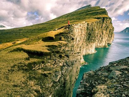As falésias de Vágar, nas ilhas Faroe (Dinamarca).