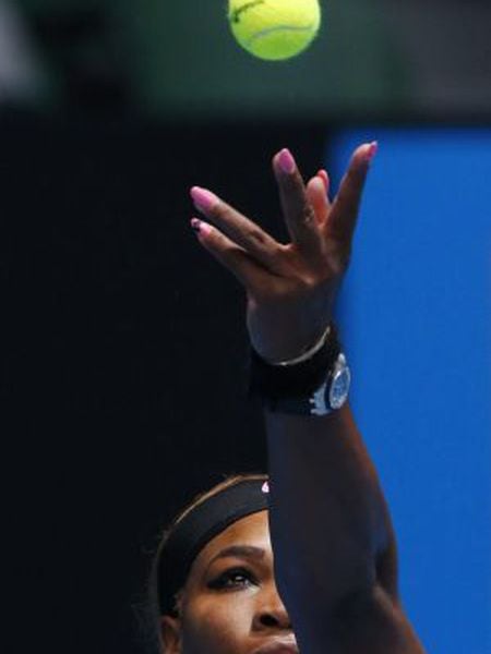 Serena Williams no momento do saque durante sua partida contra a sérvia Vesna Dolonc no Aberto da Austrália 2014, em Melbourne.