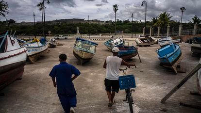 Pescadores inspecionam suas embarcações depois de retiradas da baía de Havana para evitar danos com a passagem da tempestade tropical Elsa, nesta segunda-feira.