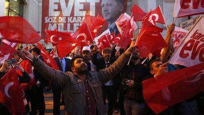 Cidadãos turcos votam no referendo constitucional deste domingo em Ancara.