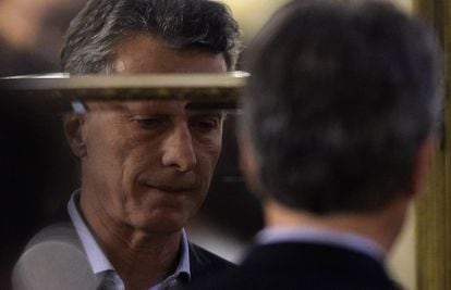 O presidente da Argentina, Mauricio Macri, refletido em uma das portas espelhadas do Salão Branco da Casa Rosada.
