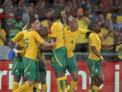 Os jogadores da África do Sul comemoram o gol.
