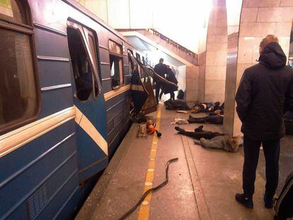 Feridos no atentado aguardam socorro em uma estação de metrô em São Petersburgo, após a explosão de uma bomba.
