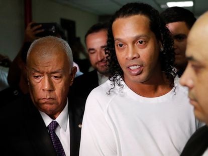 O ex-jogador Ronaldinho após ser detido pdela polícía paraguaia.
