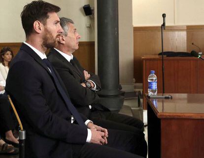 Lionel Messi e seu pai durante uma audiência em tribunal de Barcelona