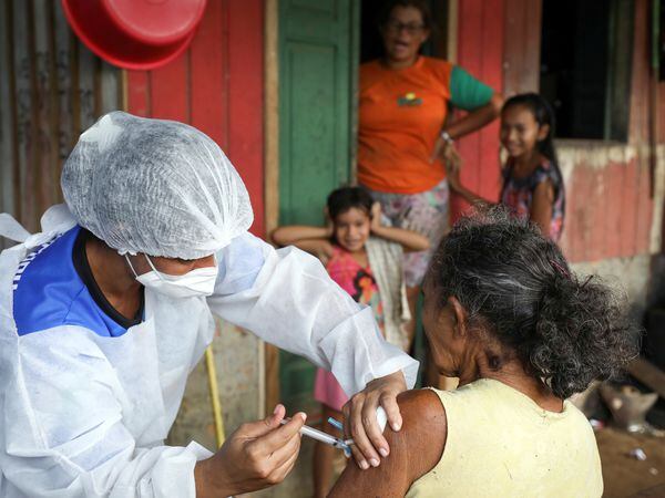 Una mujer recibe la vacuna de AstraZeneca/Oxford en Manacapuru, en el estado de Amazonas.