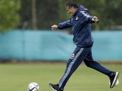 Edgardo Bauza chuta uma bola em seu último dia como treinador.
