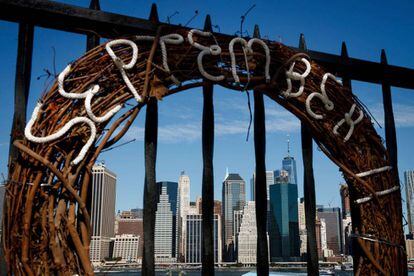 Coroa em homenagem às vítimas mortais do 11 de Setembro em Nova York.