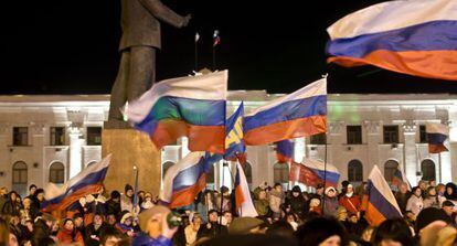 Multidão comemora com bandeiras russas em Simferopol. / Vadim Ghirda (AP)